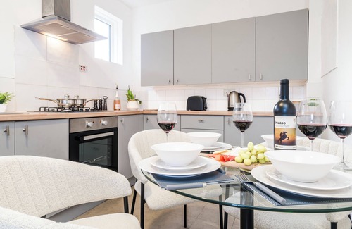 Norbiton House | 3 Bedroom House near central Kingston – London Waterloo in 30 mins