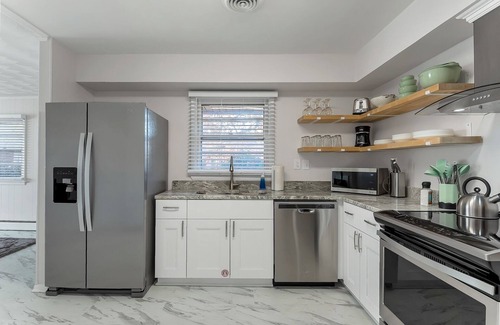 Norfolk - Virginia Beach House | 3 Bedroom Gem Next to ORF! Central Hampton Roads! 3 BR 2 BA + WIFI