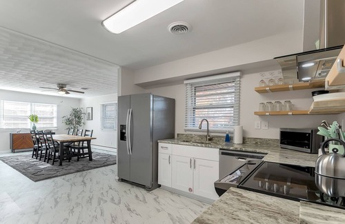 Norfolk - Virginia Beach House | 3 Bedroom Gem Next to ORF! Central Hampton Roads! 3 BR 2 BA + WIFI