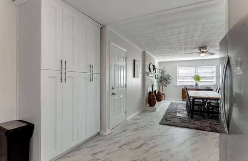 Norfolk - Virginia Beach House | 3 Bedroom Gem Next to ORF! Central Hampton Roads! 3 BR 2 BA + WIFI