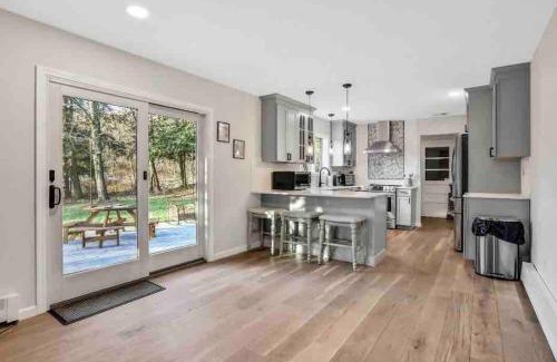 Marlboro House | 3 Bedroom Hilltop Escape with 5 Private Acres and Hot Tub
