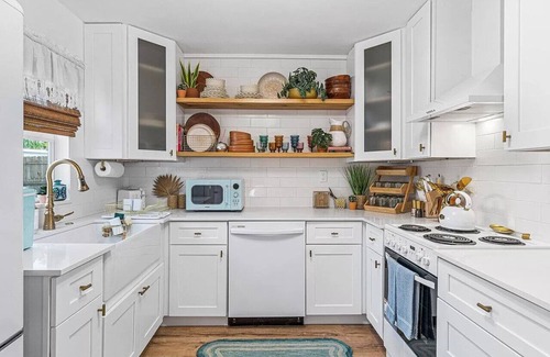 Lantana House | 3 Bedroom home, 1.1 miles to the beach, walk to restaurants.