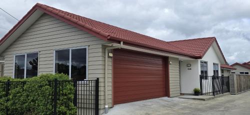 Palmerston North House | 3 Bedroom home in Palmerston North with BBQ and Sky Tv