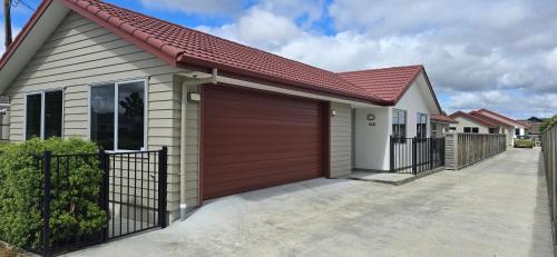 Palmerston North House | 3 Bedroom home in Palmerston North with BBQ and Sky Tv