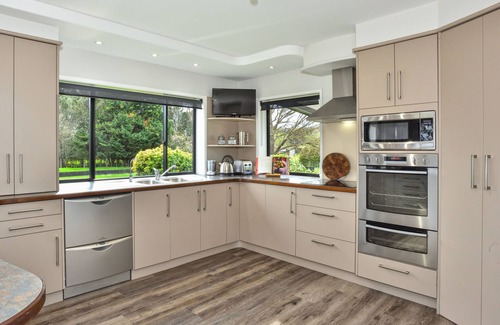 Gisborne House | ⭐3 bedroom home ⭐ Lifestyle property close to CBD ⭐
