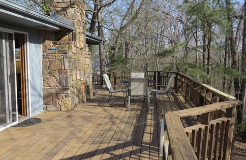 Bella Vista House | 3 Bedroom home overlooking wooded area, close to bike trails and Crystal Bridges