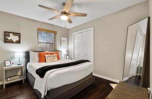 Fredericksburg House | 3 Bedroom Hot Tub Firepit Game room