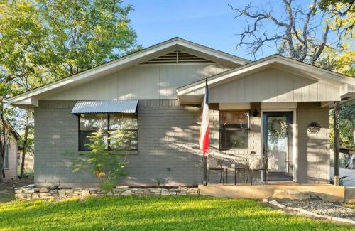 Fredericksburg House | 3 Bedroom Hot Tub Firepit Game room