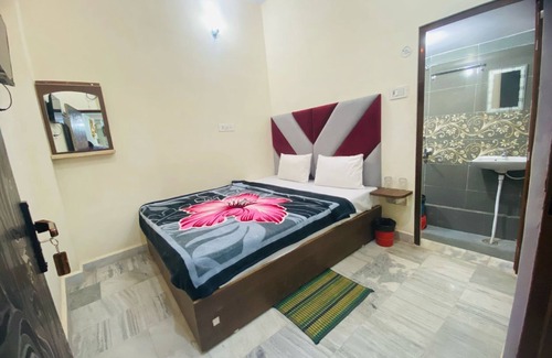 Varanasi Hotel | 3-bedroom hotel in delightful Varanasi with WiFi, AC