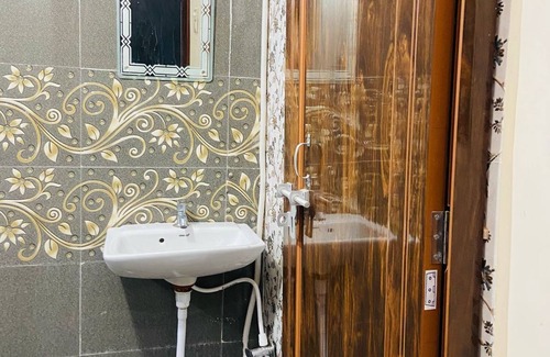 Varanasi Hotel | 3-bedroom hotel in delightful Varanasi with WiFi, AC