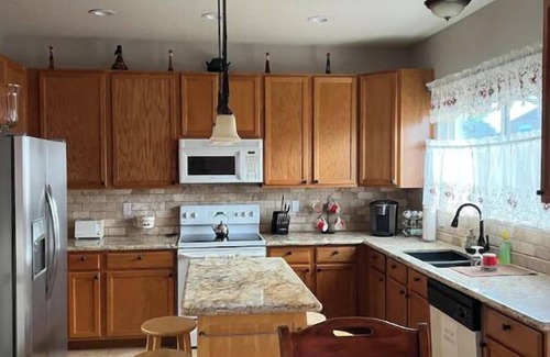 Colorado Springs House | 3 bedroom house 5 minutes away from the airport in Colorado Springs all for you.