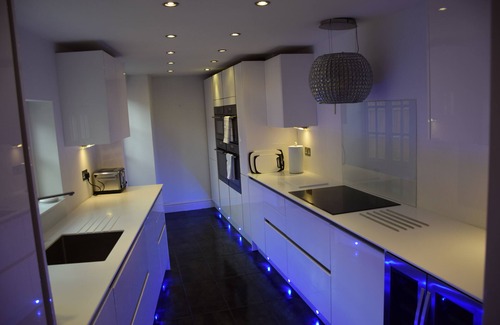 London Borough of Hounslow House | 3 Bedroom House, Garden, 12 minute tube station, 25 minutes City Centre