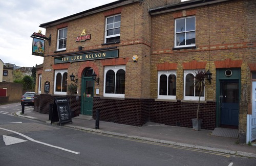 London Borough of Hounslow House | 3 Bedroom House, Garden, 12 minute tube station, 25 minutes City Centre