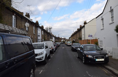 London Borough of Hounslow House | 3 Bedroom House, Garden, 12 minute tube station, 25 minutes City Centre
