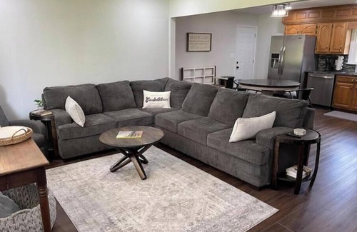 Elizabethtown House | 3-bedroom house in charming Elizabethtown with AC, WiFi, quiet and convenient.