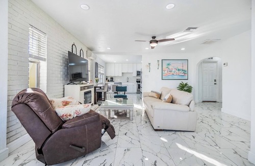 Coquina Key House | 3-bedroom house in lovely St. Petersburg w/Lake Access and FREE KAYAKS
