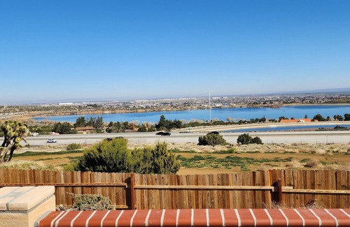 Agua Dulce House | 3-bedroom house in awesome Palmdale with WiFi, fitness room, AC