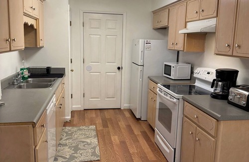 Brunswick House | 3-bedroom HOUSE in charming Brunswick with AC, Wi-Fi, Enjoy your stay.