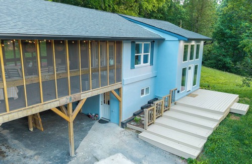 Karns House | 3-bedroom house in charming Knoxville, .4 miles from the lake. Close to UT!