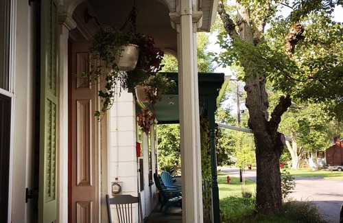 Athens House | 3-bedroom house in lovely Athens NY, family friendly, expansive patio & garden
