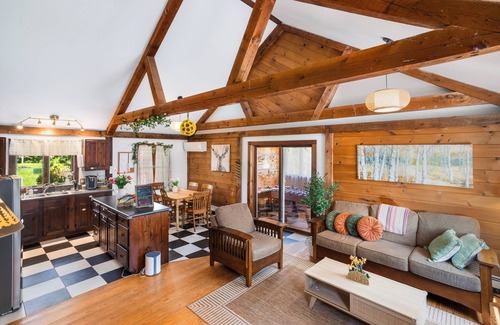 Byfield House | 3-bedroom house in marvelous Newbury with AC