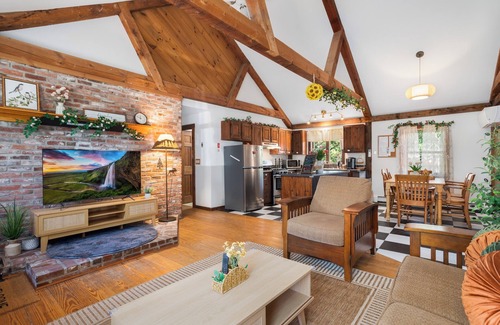 Byfield House | 3-bedroom house in marvelous Newbury with AC
