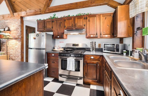 Byfield House | 3-bedroom house in marvelous Newbury with AC