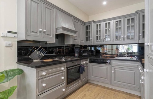 Brompton & Hans Town Apartment | 3-Bedroom House in South Kensington – Luxury Stay Near London’s Top Attractions
