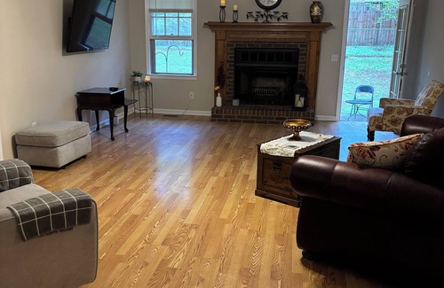 Jacksonville House | 3-bedroom house in wonderful Jacksonville with WiFi, AC wall-in shower in master