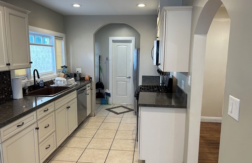 Mid-Wilshire House | 3-bedroom house in awesome location - Los Angeles with AC, WiFi