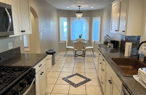 Mid-Wilshire House | 3-bedroom house in awesome location - Los Angeles with AC, WiFi