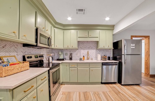 Henderson House | 3-bedroom house in wonderful Henderson with WiFi, AC, King Bed and more!