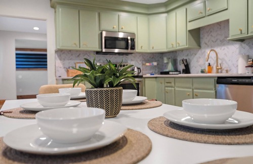 Henderson House | 3-bedroom house in wonderful Henderson with WiFi, AC, King Bed and more!