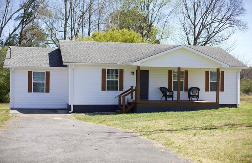 Albertville House | 3 Bedroom House minutes from Lake Guntersville and Sandmountain Amphitheater!