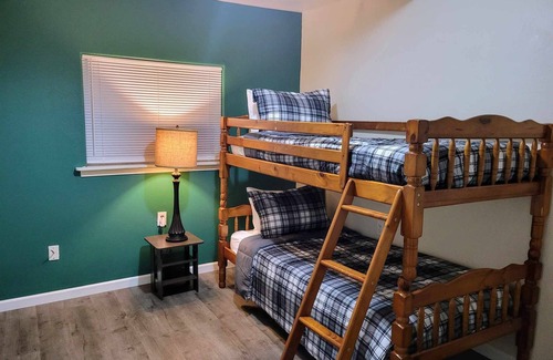 Roseburg House | 3 Bedroom House w/Game Room/Pets