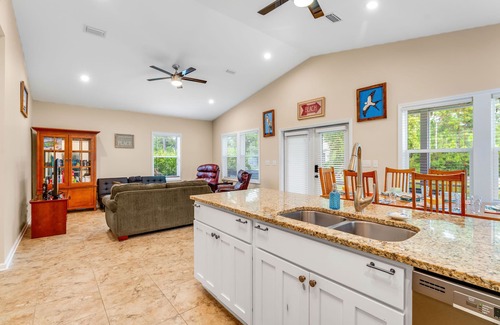 Eastpoint House | 3-bedroom house with Hot Tub and Game Room in Eastpoint, 10 minute drive to SGI