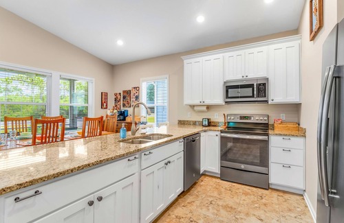 Eastpoint House | 3-bedroom house with Hot Tub and Game Room in Eastpoint, 10 minute drive to SGI
