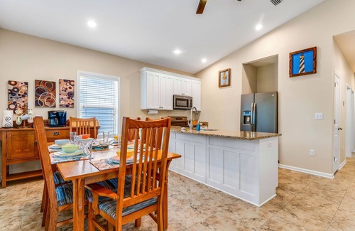 Eastpoint House | 3-bedroom house with Hot Tub and Game Room in Eastpoint, 10 minute drive to SGI
