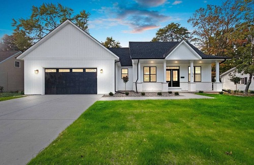 De Pere House | 3-bedroom house with WiFi in De Pere - plus free parking near Lambeau Field