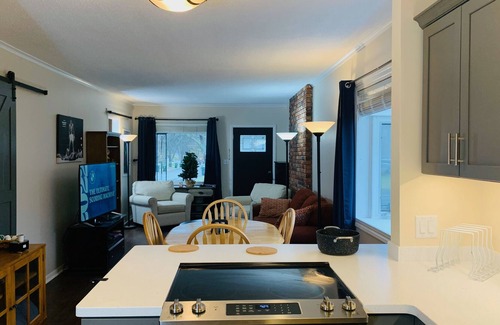 Williamsville Apartment | 3 bedroom in Williamsville. 5 minute walk to chipp