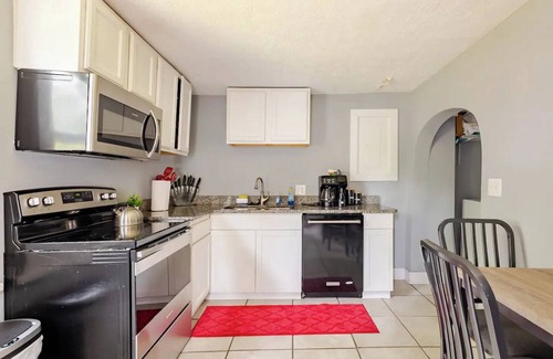 Fountain Square House | 3 Bedroom King Bed big group 8pax nr Lucas Stadium