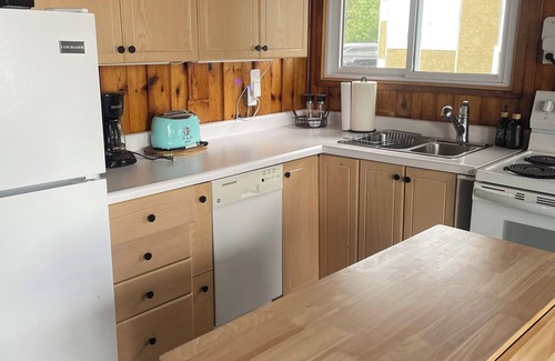 Dunnville Cottage | 3 bedroom Lake Erie Cottage. Close to Rock Point Provincial Park. Pet Friendly