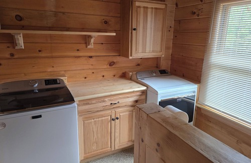 Southwest Harbor House | 3-bedroom Log Cabin with AC, WiFi ,Southwest HarbornThat Rents SAT-SAT ONLY