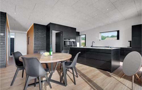 Grønninghoved Strand House | 3 Bedroom Lovely Home In Sjølund
