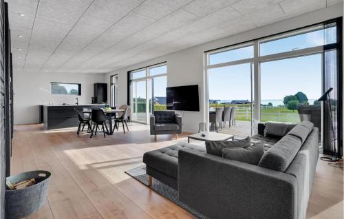 Grønninghoved Strand House | 3 Bedroom Lovely Home In Sjølund