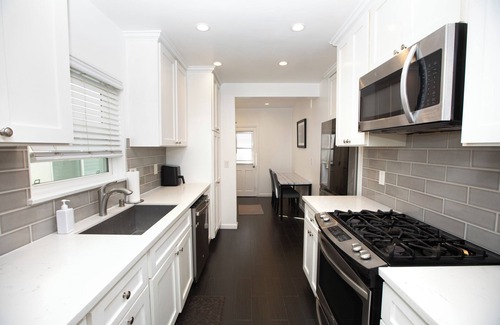Belmont Shore House | 3 Bedroom Luxury Beach House w/Parking - Walk To Beach