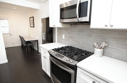 Belmont Shore House | 3 Bedroom Luxury Beach House w/Parking - Walk To Beach
