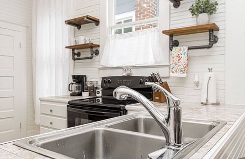 Beauregard Town Historic District Cottage | 3 bedroom Luxury Cottage in Downtown and Near LSU