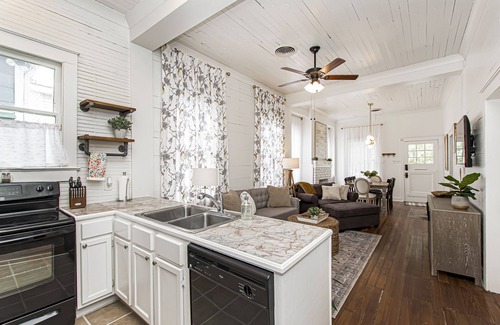 Beauregard Town Historic District Cottage | 3 bedroom Luxury Cottage in Downtown and Near LSU
