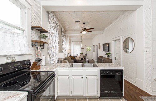 Beauregard Town Historic District Cottage | 3 bedroom Luxury Cottage in Downtown and Near LSU